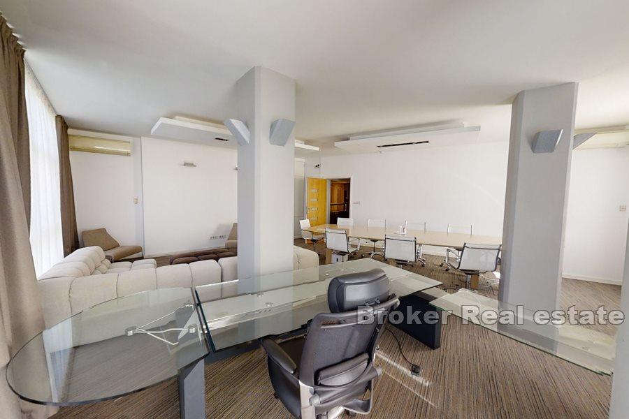 Spazio ufficio in un edificio commerciale, in affitto