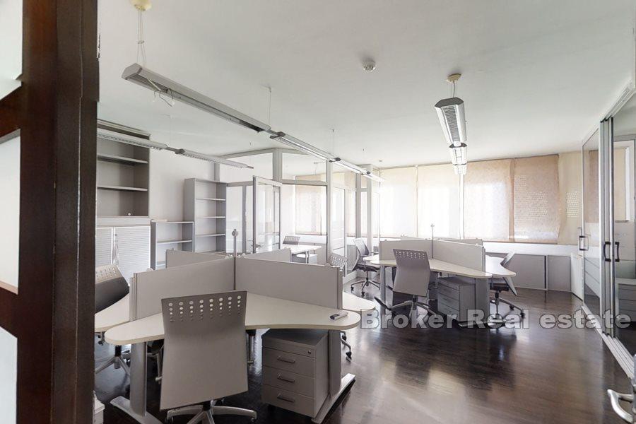 Espace de bureau dans un immeuble d'entreprise, à louer