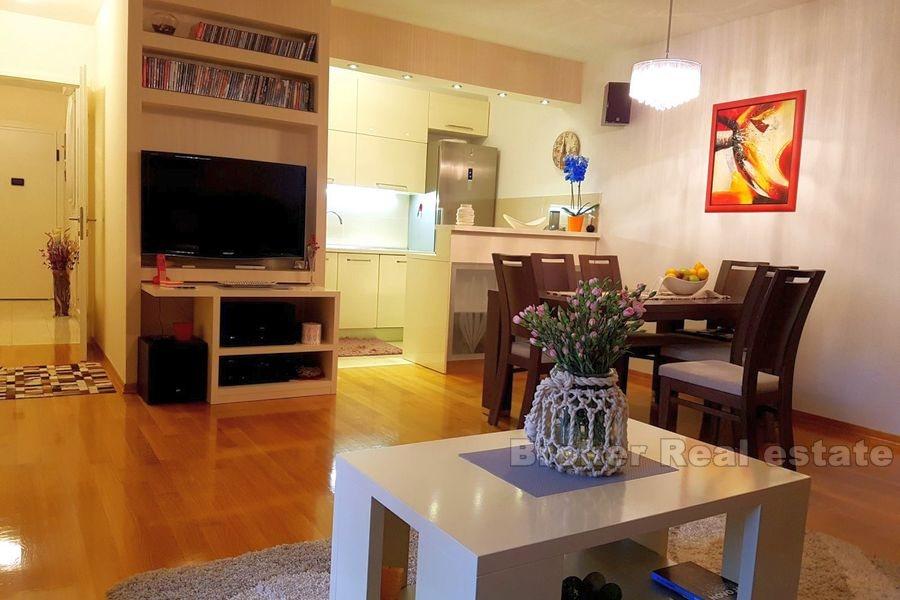 Bol, odnowiony i umeblowany, mieszkanie z dwiema sypialniami na sprzedaż