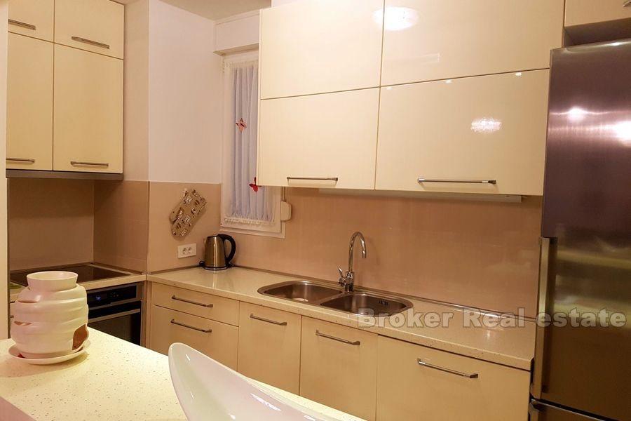 Bol, odnowiony i umeblowany, mieszkanie z dwiema sypialniami na sprzedaż