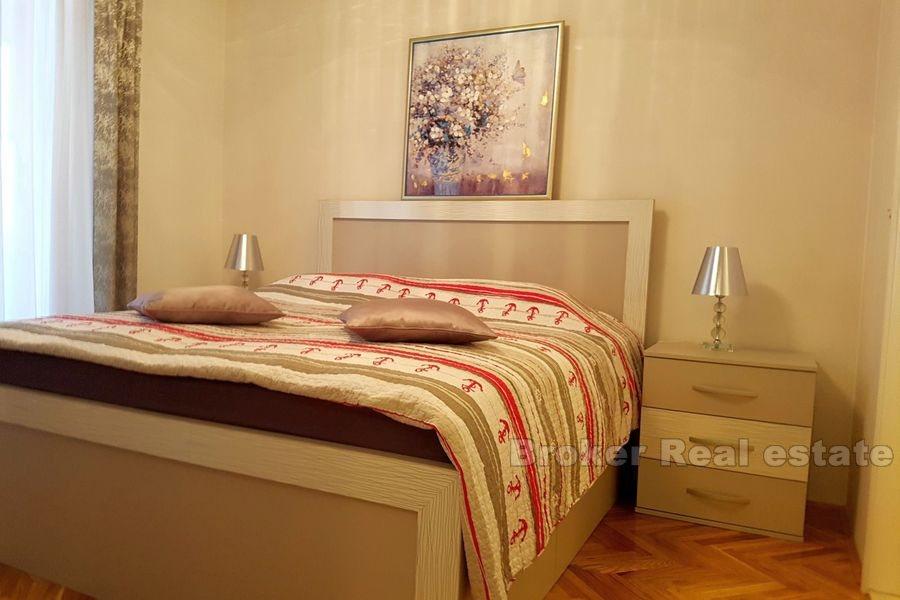 Bol, renoviran i namješten dvosoban stan, na prodaju