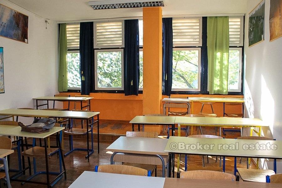 Två våningar affärsutrymme, till salu