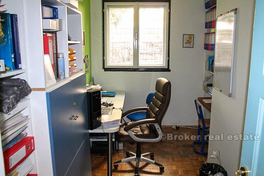 Två våningar affärsutrymme, till salu