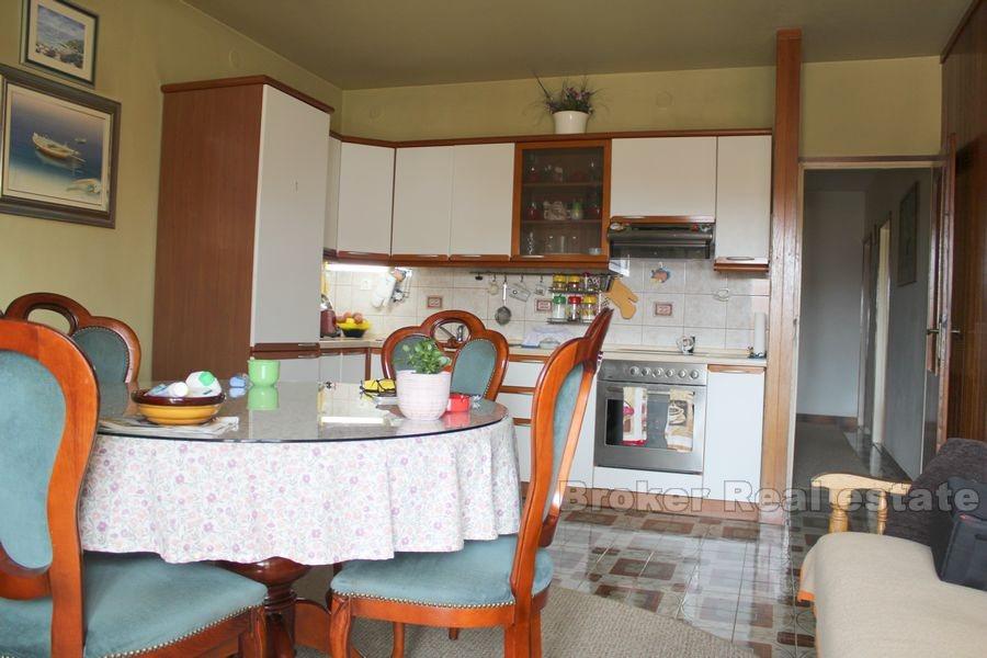 Trstenik, samostatně stojící dům ve třech patrech