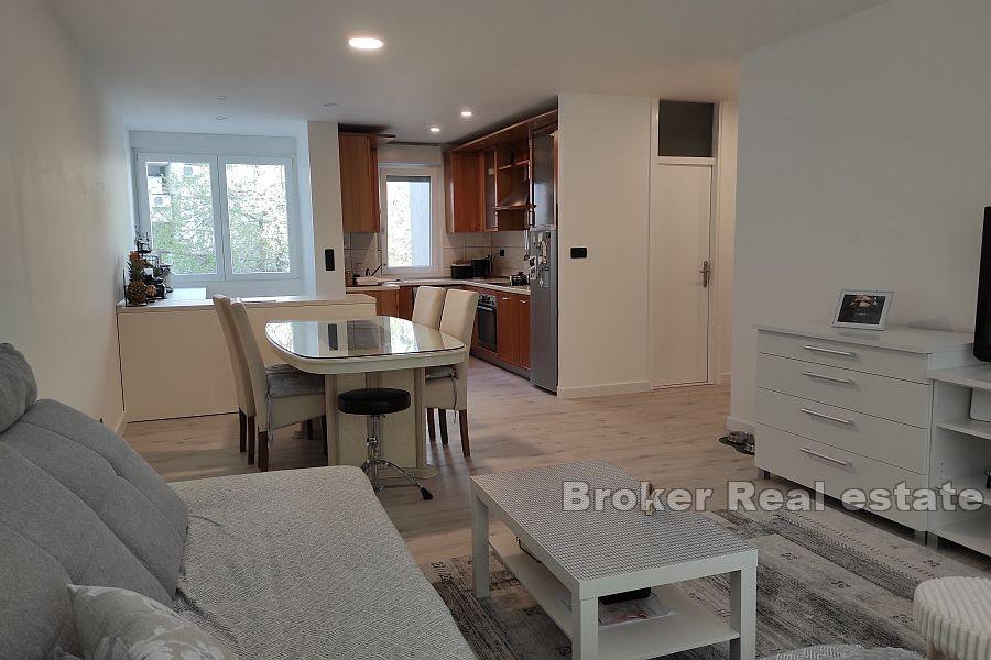 Znjan, appartamento con tre camere da letto diviso in due appartamenti