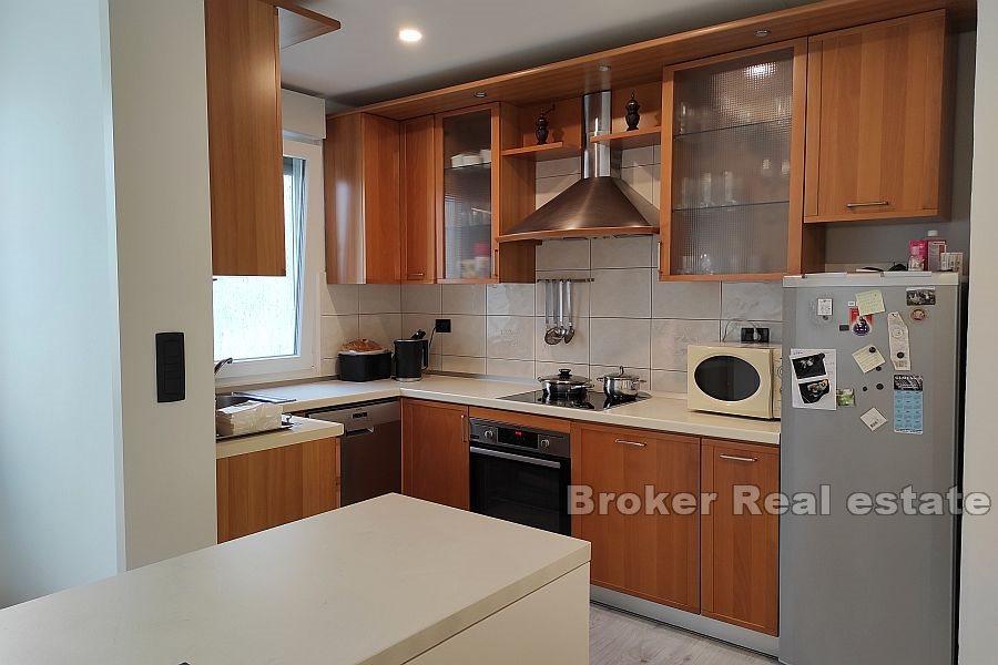 Znjan, czteropokojowy apartament podzielony na dwa mieszkania