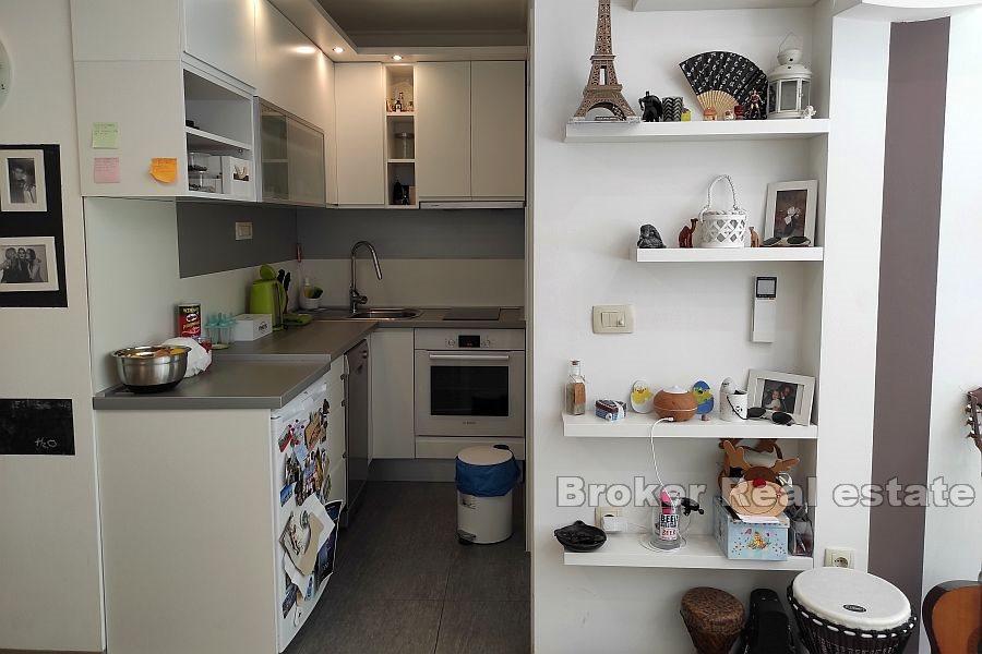 Znjan, czteropokojowy apartament podzielony na dwa mieszkania