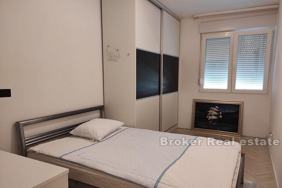 Znjan, appartamento con tre camere da letto diviso in due appartamenti