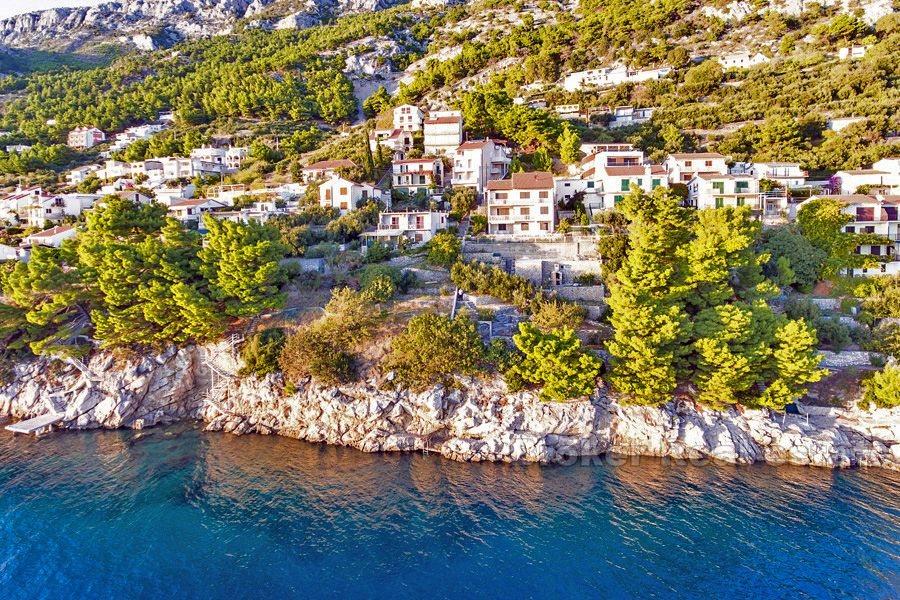 Nedovršena kuća u prvom redu do mora