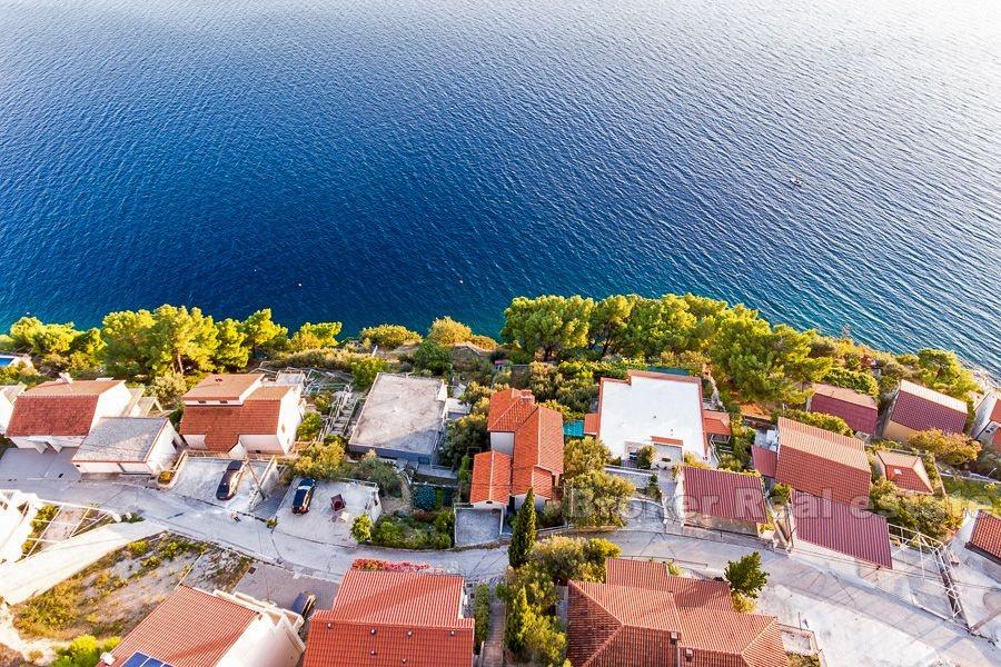 Недостроенный дом в первом ряду от моря