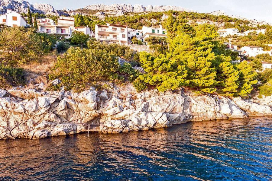 Maison inachevée dans la première rangée de la mer