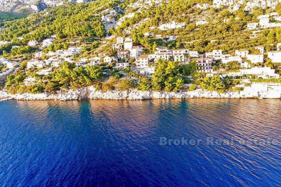 Недостроенный дом в первом ряду от моря