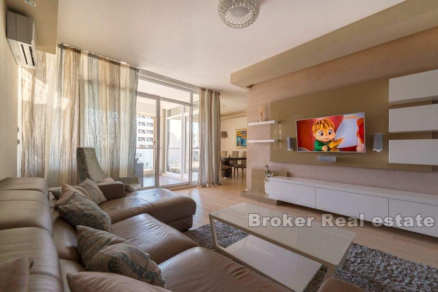 Znjan, moderne Wohnung mit drei Schlafzimmern und Meerblick