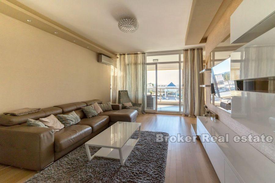 Znjan, moderne Wohnung mit drei Schlafzimmern und Meerblick