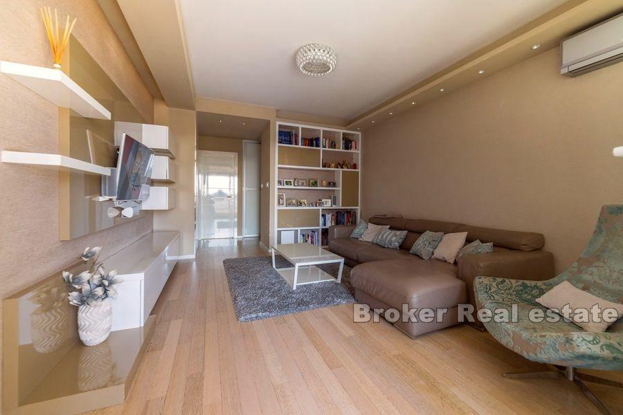 Znjan, moderne Wohnung mit drei Schlafzimmern und Meerblick