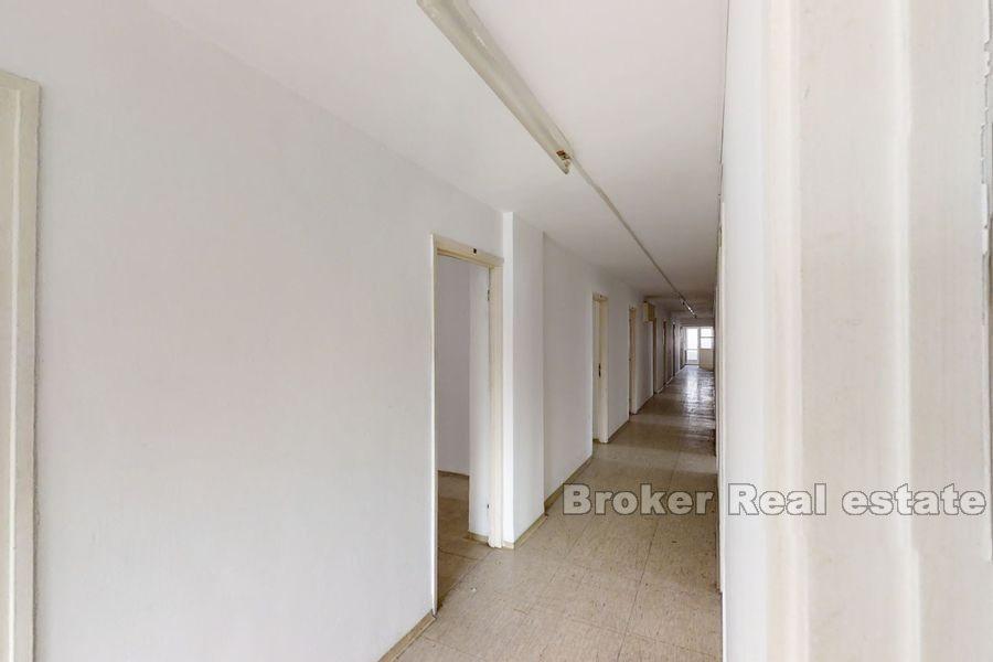 Офисное здание для адаптации