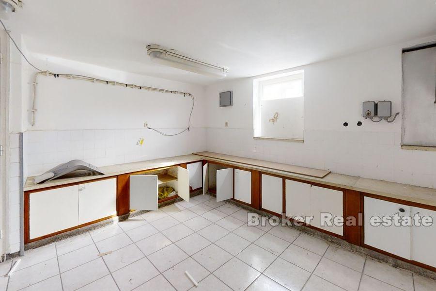 Офисное здание для адаптации