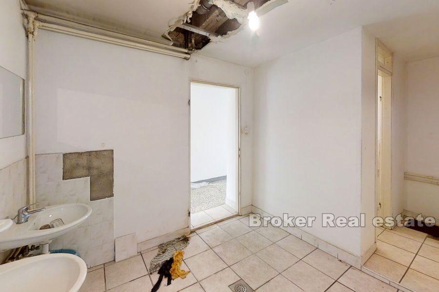 Офисное здание для адаптации