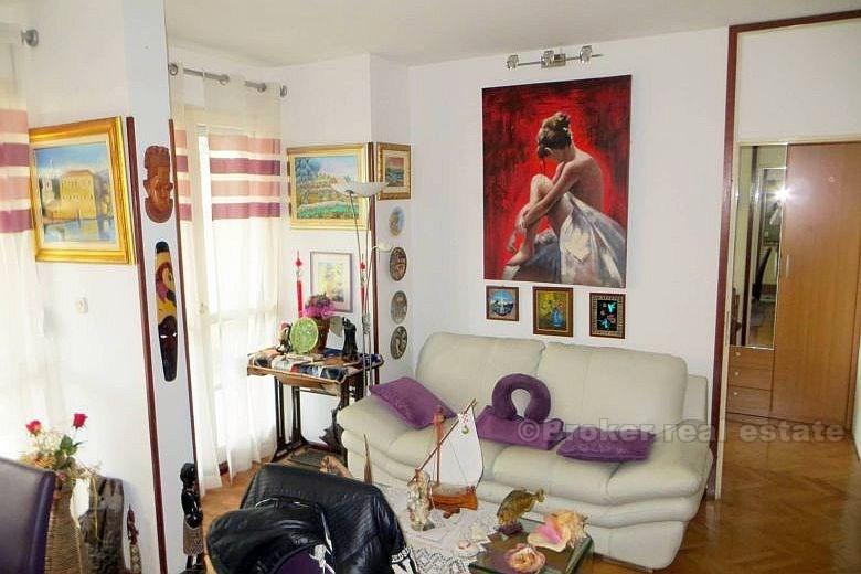 Zweistöckige Wohnung, zum Verkauf