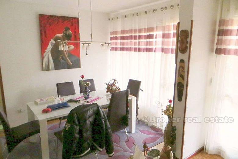 Zweistöckige Wohnung, zum Verkauf