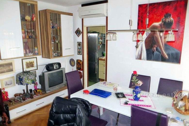 Zweistöckige Wohnung, zum Verkauf