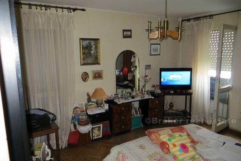 Appartement de trois chambres, à vendre