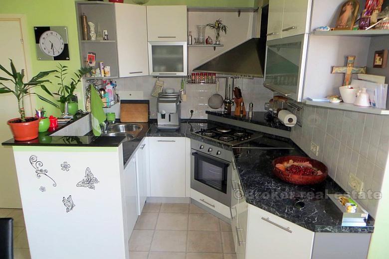 Ristrutturato appartamento su due livelli, in vendita