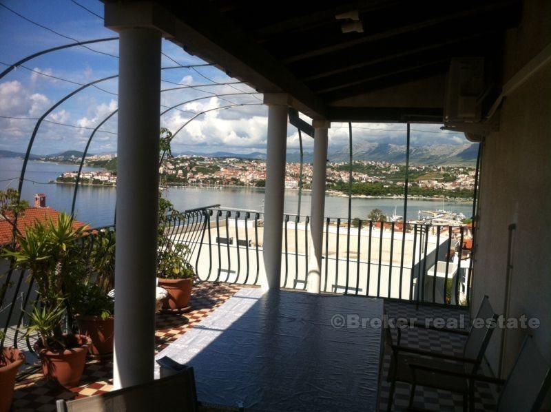 Appartamento duplex con vista sul mare, in vendita