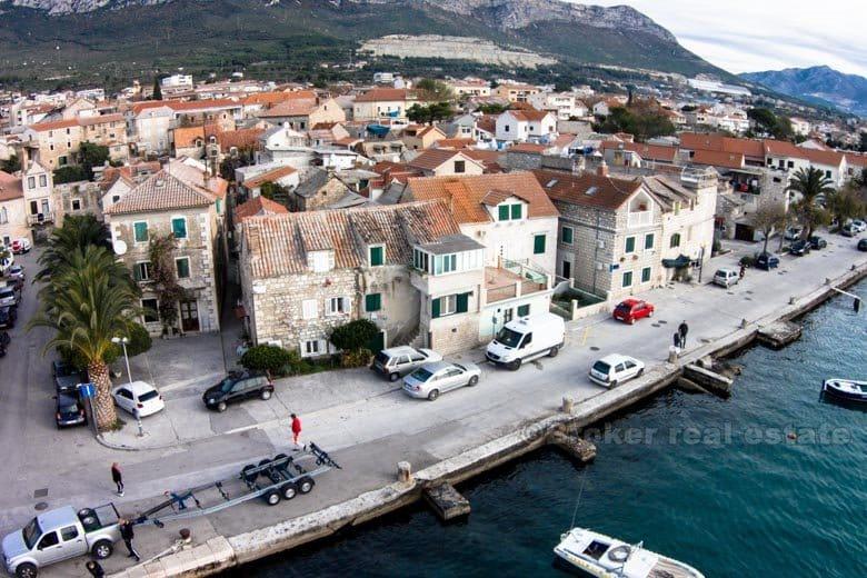 Maison en pierre à la mer, à vendre