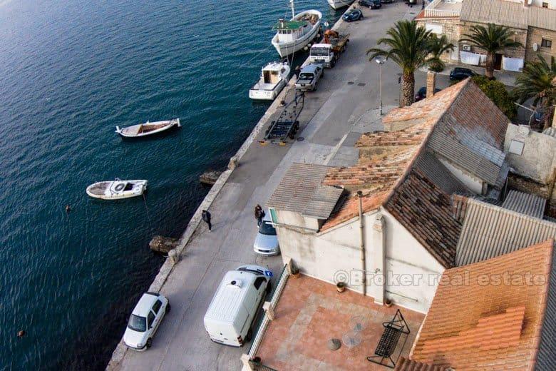 Maison en pierre à la mer, à vendre