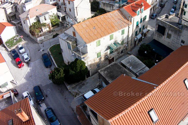 Stone house near the sea, for sale