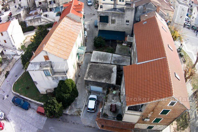 Stenhus nær sjøen, til salgs