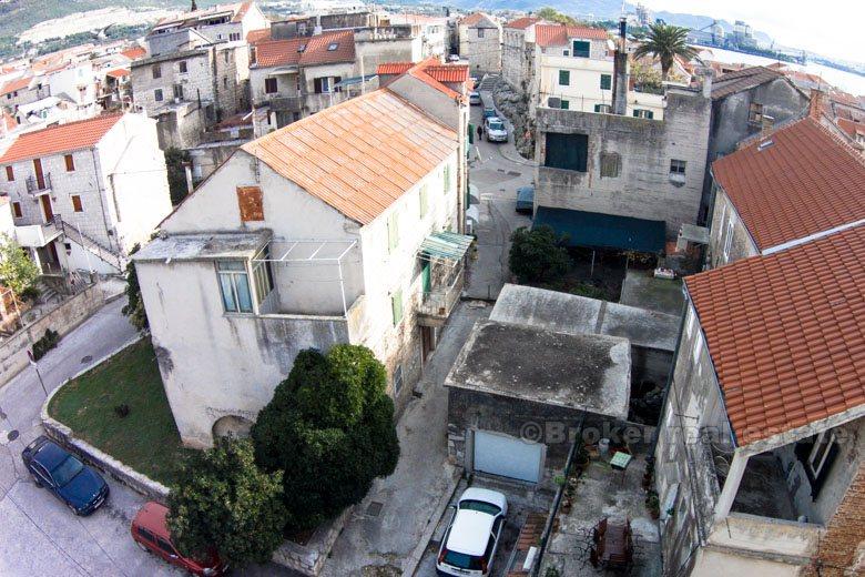 Stenhus nær sjøen, til salgs