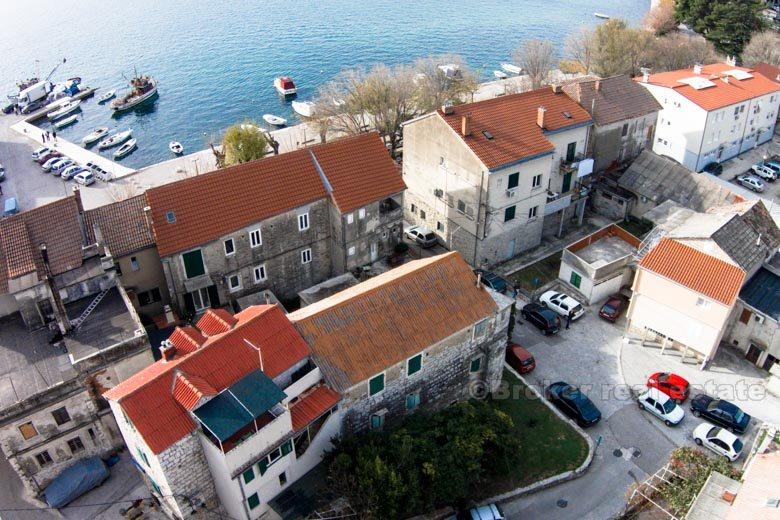 Каменный дом недалеко от моря, для продажи