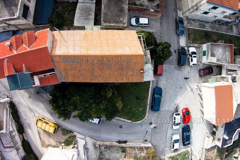 Stenhus nær sjøen, til salgs