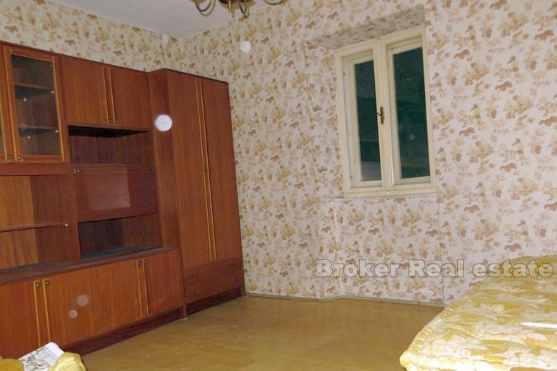 Stenhus nära havet, till salu