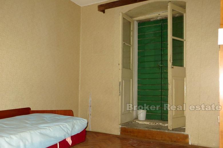 Stenhus nær sjøen, til salgs