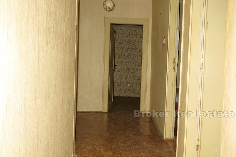 Stenhus nära havet, till salu