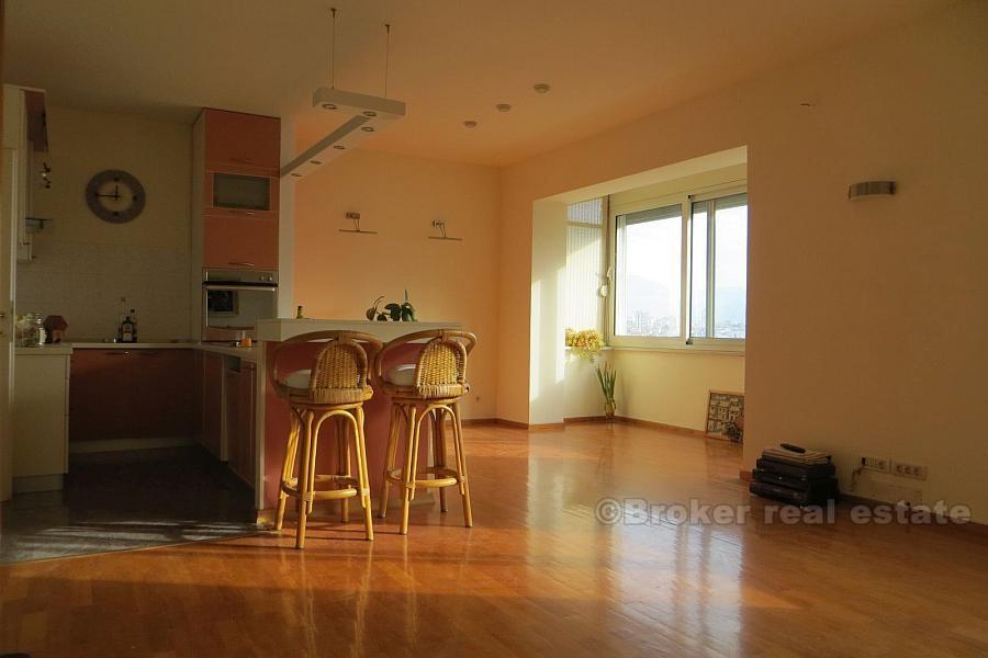 Appartement rénové de deux chambres, à vendre