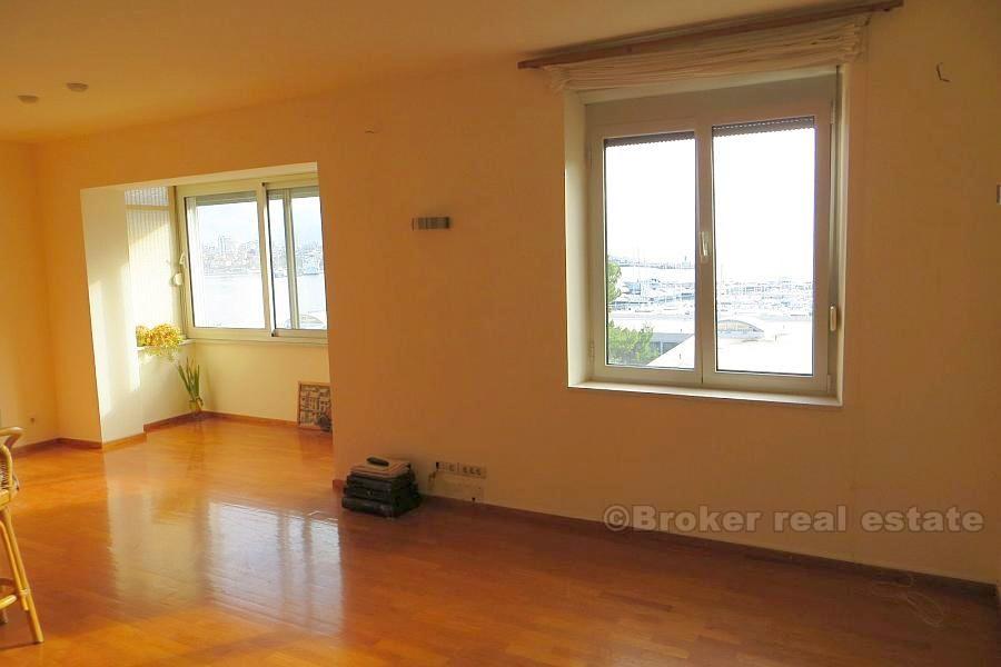 Dwupokojowy odnowiony apartament, na sprzedaż