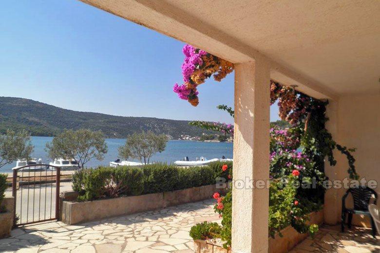 Hus ved sjøen, for salg