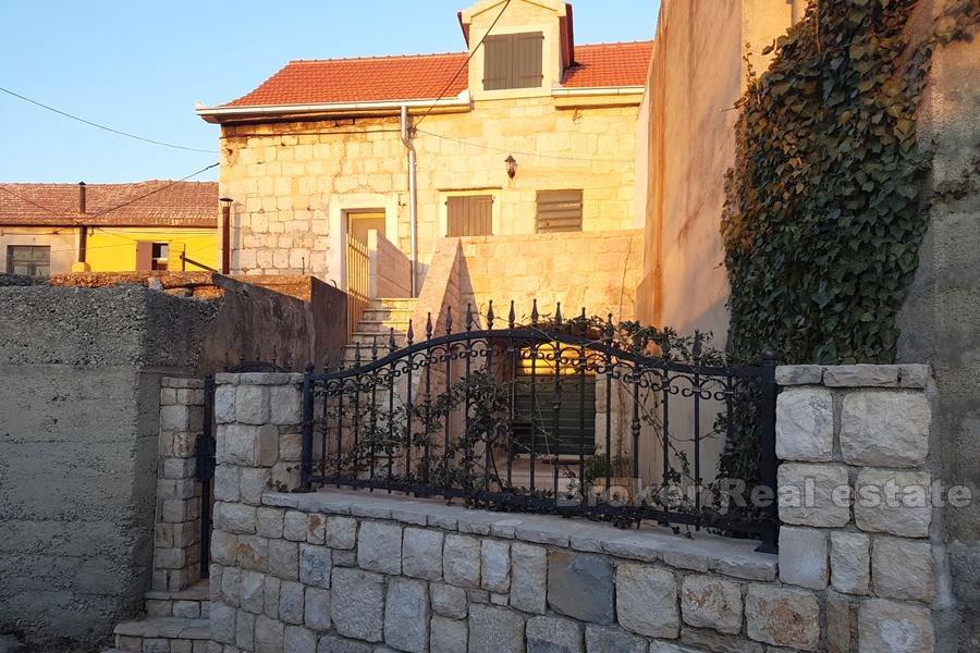 Maison en pierre rénovée à vendre