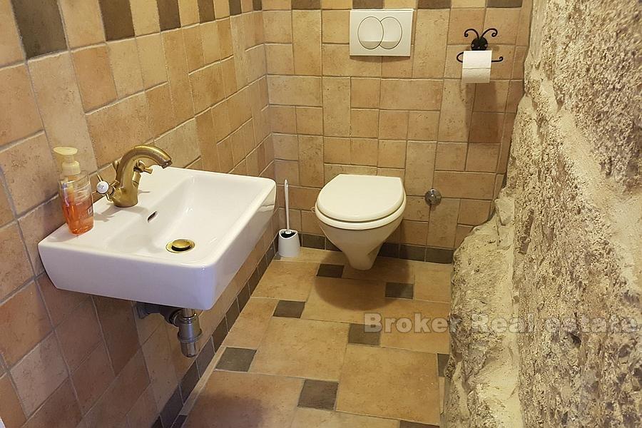 Renovert steinhus til salgs