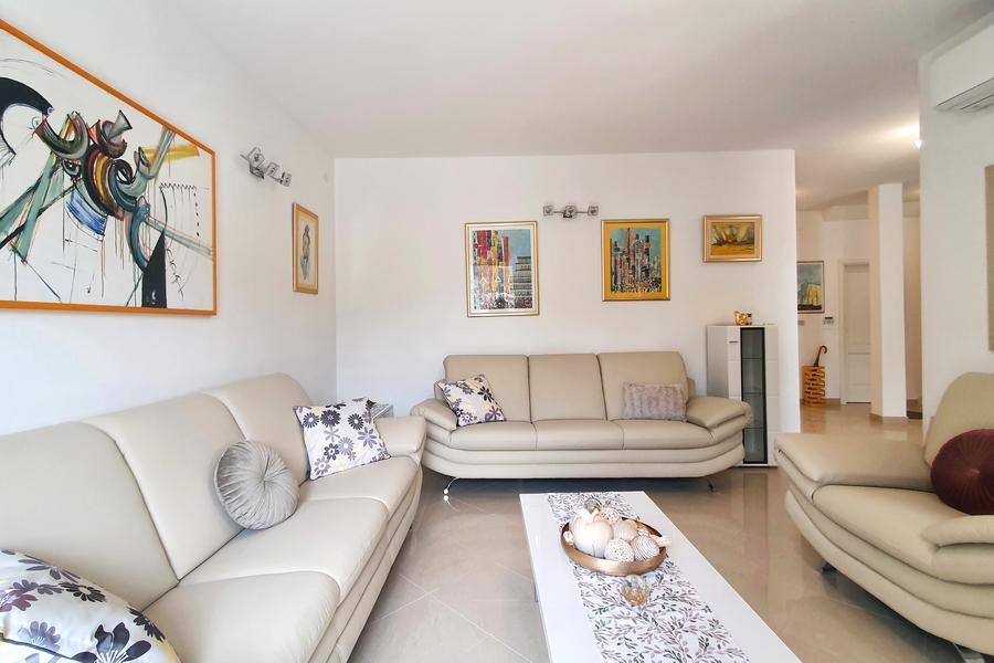 Četiri kuće za prodaju