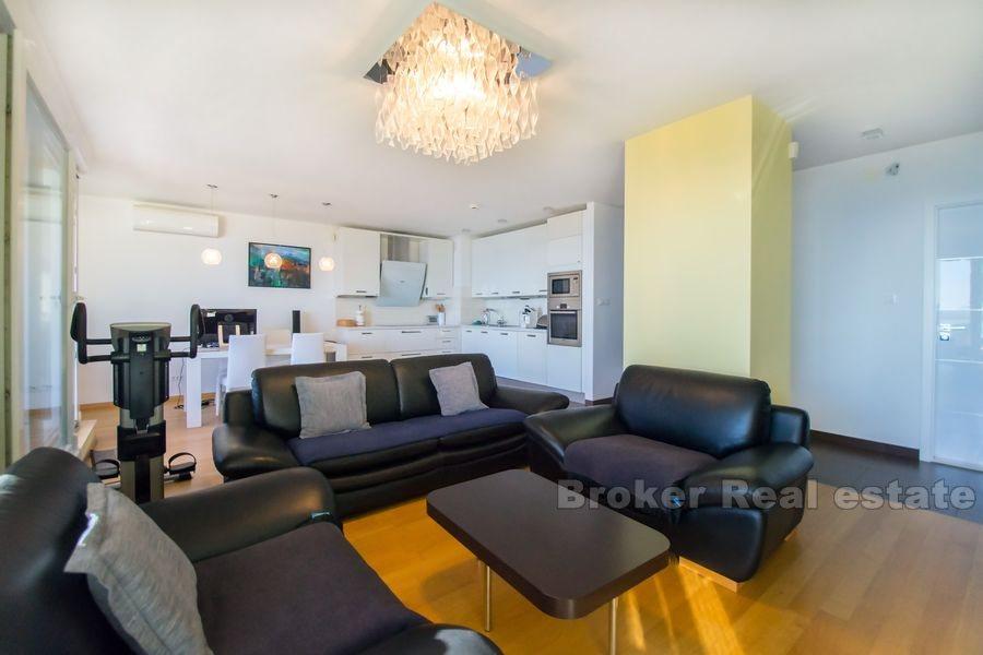 Apartament z czterema sypialniami, na sprzedaż