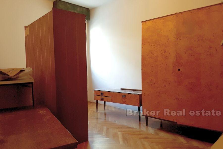 Sućidar, komfortable Drei-Zimmer-Wohnung, zu verkaufen
