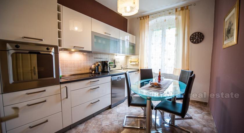 Komfortable Wohnung mit zwei Schlafzimmern, zu vermieten
