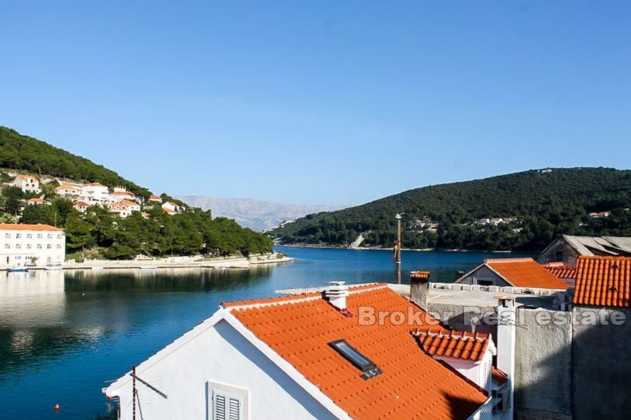 Tre våningar stenhus, till salu