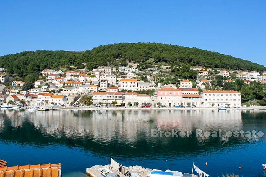 Trzypiętrowy kamienny dom, na sprzedaż