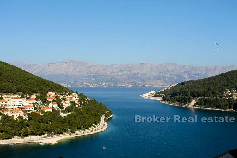 Tre våningar stenhus, till salu